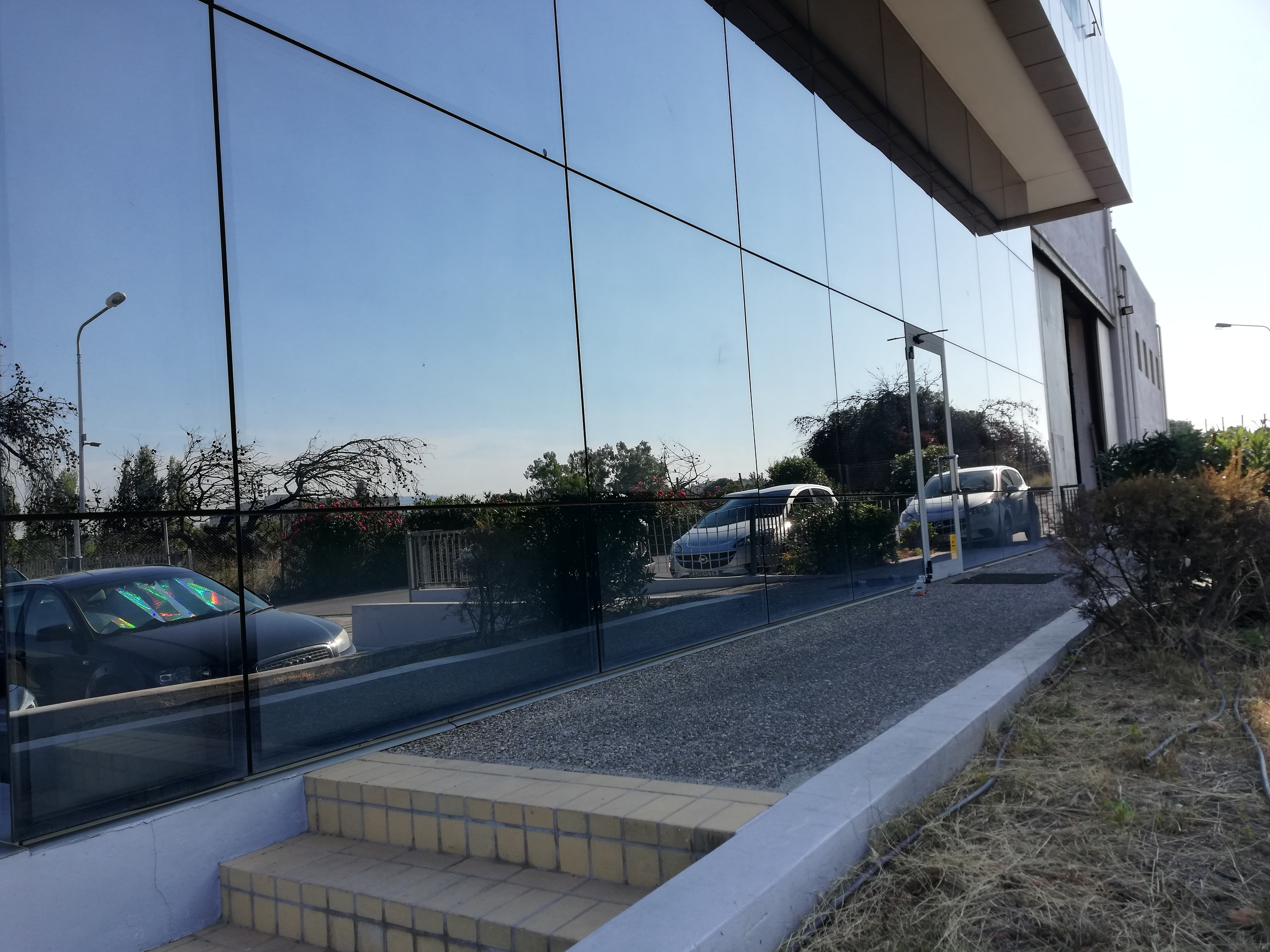 Εξωτερική ηλιοπροστατευτική μεμβράνη σε πρόσοψη κτιρίου PROPCO